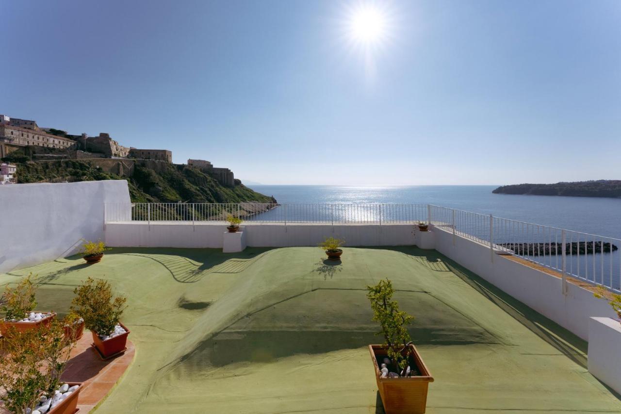 Torretta Corricella- Punta Serra Procida Buitenkant foto